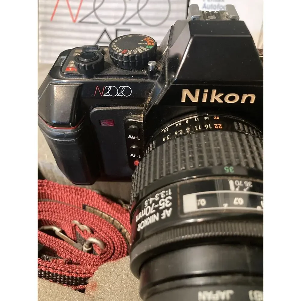 NIKON N2020 AF 35mm Film Camera w/NIKKOR AF 35-70mm lens 260AF Flash Hard Case